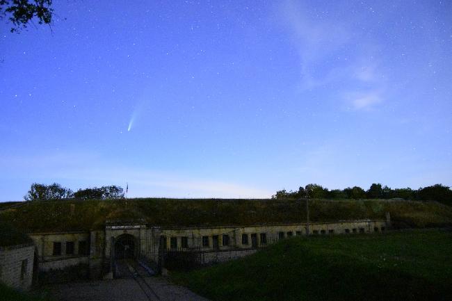 Neowise au-dessus du fort d'Uxegney