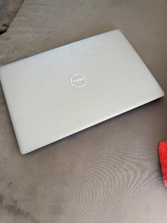 Vends laptop pour le traitement