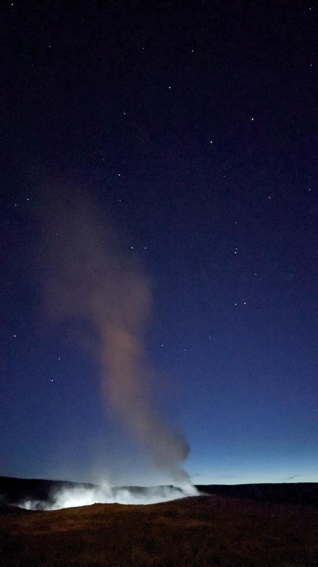 Geyser Old Faithfull par nuit étoilée