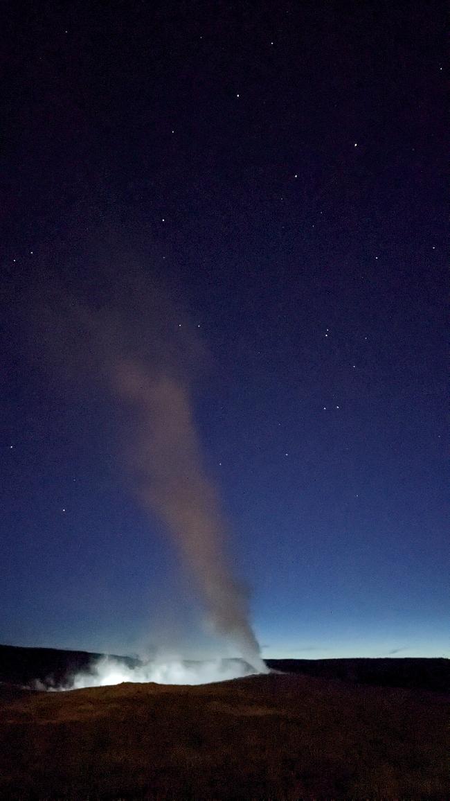 Geyser Old Faithfull par nuit étoilée