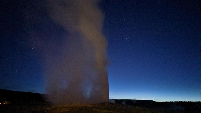 Geyser Old Faithfull par nuit étoilée 4