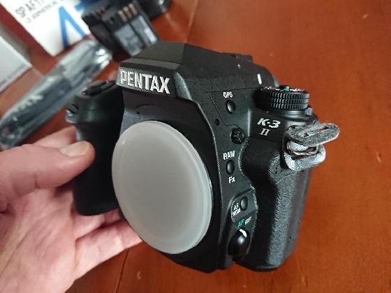 Pentax K3 II avec grip et objectif, GPS et Astrotracer intégré