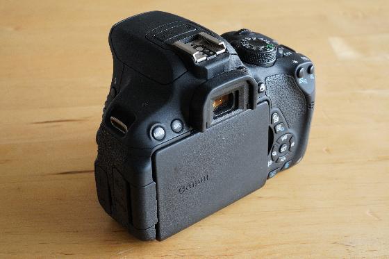 Canon 700D défiltré partiel avec 2 batteries, chargeur et sangle