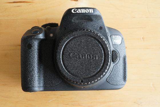 Canon 700D défiltré partiel avec 2 batteries, chargeur et sangle