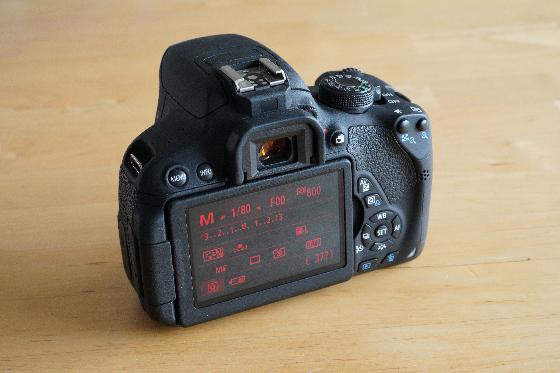 Canon 700D défiltré partiel avec 2 batteries, chargeur et sangle