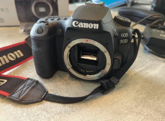 Canon EOS 90D avec accessoires