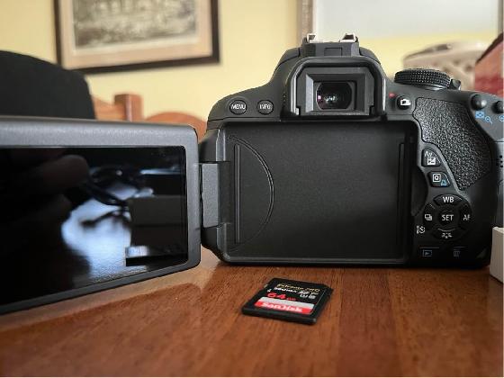 Canon EOS 700D defiltré LPF-1 nu + bague M48 avec accessoires et câbles 