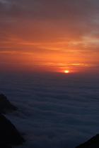 Coucher de soleil sur une mer de nuages au Pic du Midi