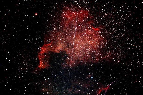 Nébuleuse C20 (North-America) avec une étoile filante. Canon 60D et zoom 300 mm. 