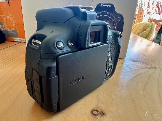 Canon EOS 700D Défiltré partiel + Accessoires