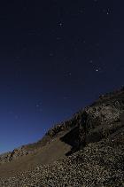 Paysage minéral sous claire de lune