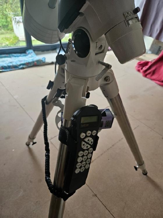 Téléscope Perl 200 /1000 motorisé Go to. Monture EQ5. Laser collimateur Baader. Équipé viseur polaire. Oculaires d'origine 25mm et 10 mm + oculaire Hyperion 8mm 68° coulant standard 31,75.