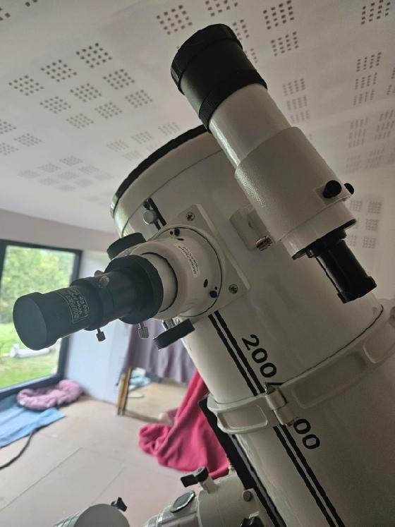 Téléscope Perl 200 /1000 motorisé Go to. Monture EQ5. Laser collimateur Baader. Équipé viseur polaire. Oculaires d'origine 25mm et 10 mm + oculaire Hyperion 8mm 68° coulant standard 31,75.