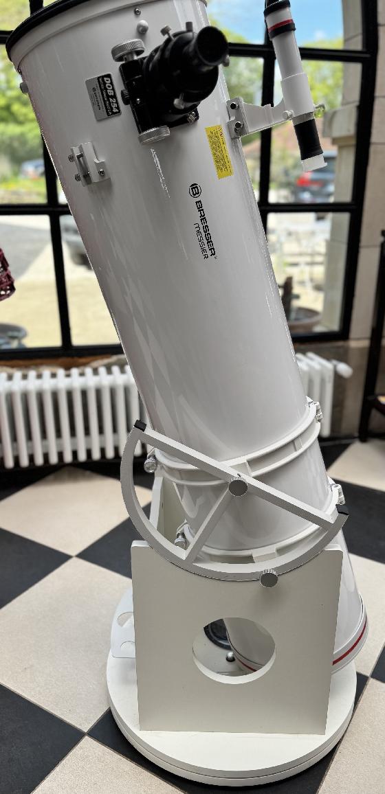 Dobson Bresser Messier N254/1270 avec valise occulairess Omégon