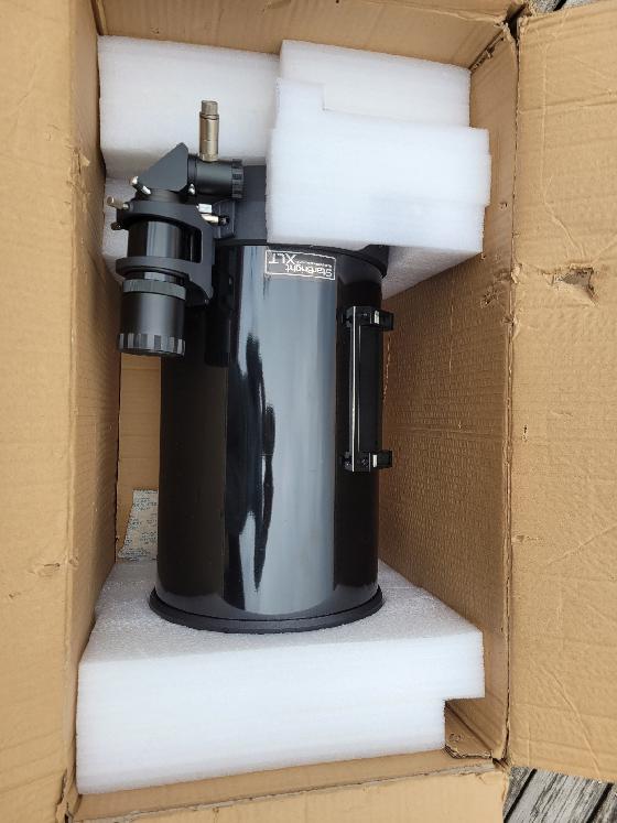 Le tube avec son chercheur 9x50 et une base de Telrad fournie (pouvant être enlevée) 