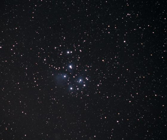 Les pléiades entre deux nuages