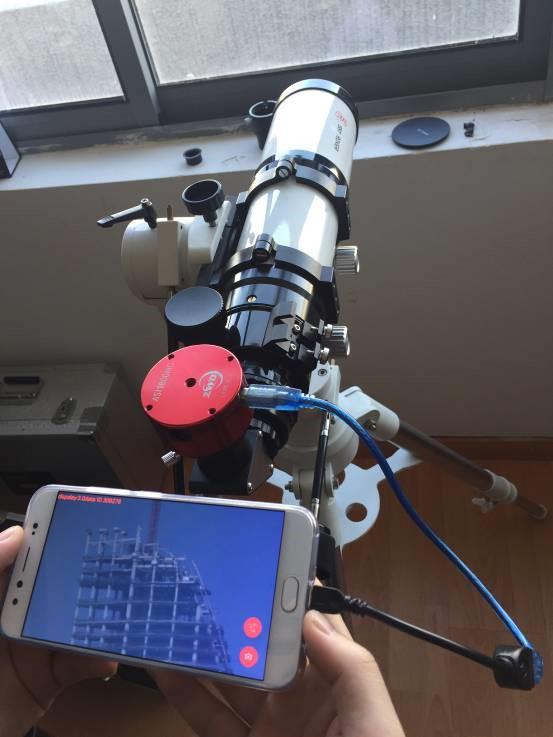 cam CCDastro reliée à un smartphone