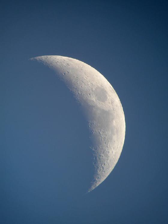 La Lune à la tombée du jour