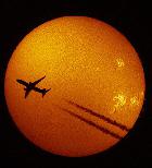 Avion qui passe devant le soleil pendant les prises d'images de l' ISS