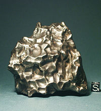 200px-Sikhote_Alin_Eisenmeteorit_1.3kg.JPG
