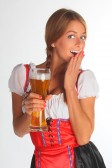 10632284-la-jeune-fille-dans-un-costume-traditionnel-bavarois-avec-des-verres-pleins-de-biere-dans-les-mains.jpg