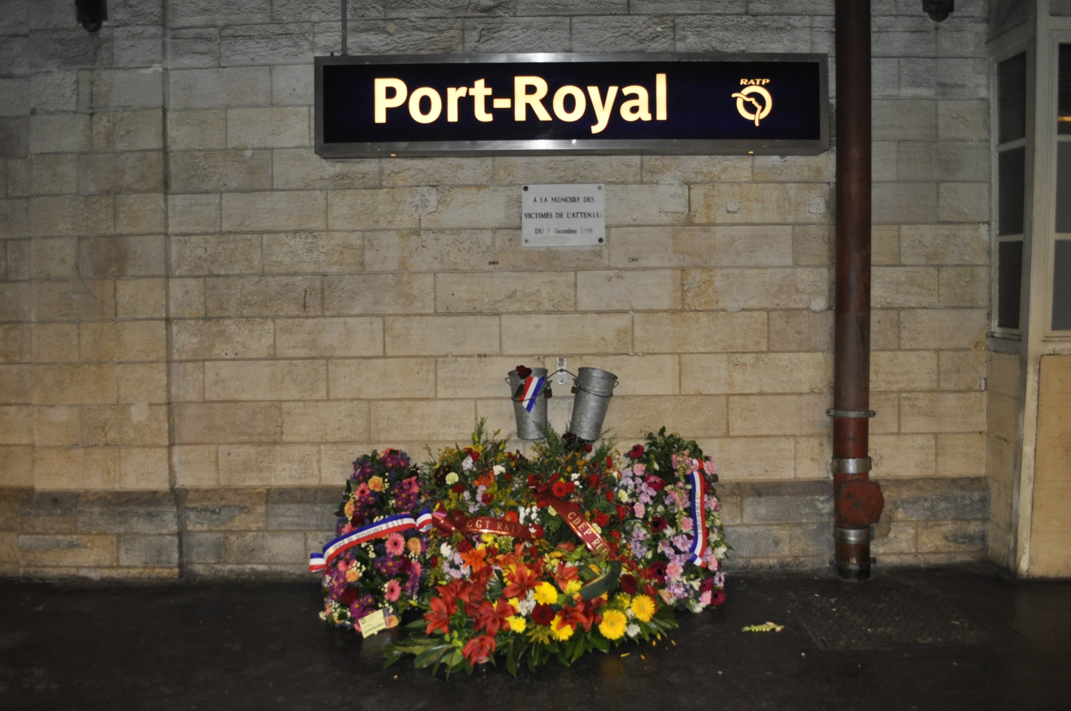 Gare_de_Port-Royal%2C_plaque_fleurie_att