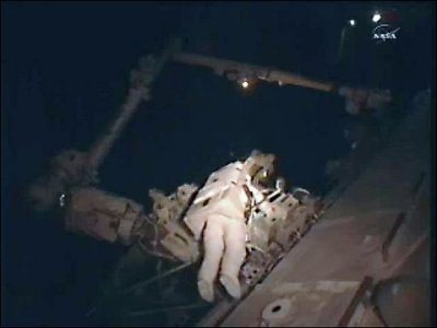 28602_un-des-deux-astronautes-en-mission-a-l-exterieur-de-la-station-spatiale-internationale-iss-le-11-aout-2010.jpg
