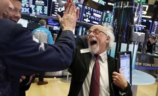 Les traders de la Bourse de New York explosent de joie à la clôture des marchés le 26 décembre 2018.