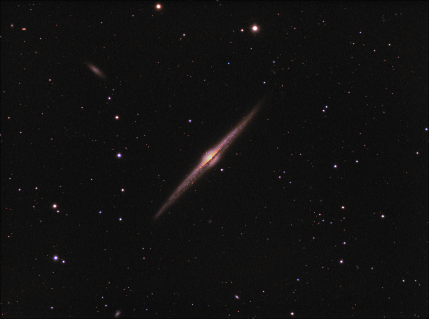 326967NGC4565copieajoutdelagalaxiepriseauc8en2013modelabjauneetcorrectionselectivermagenta20.png