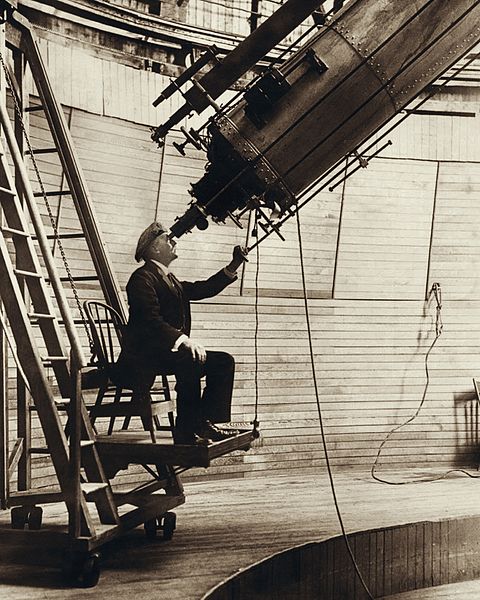 480px-Percival_Lowell_observing_Venus_from_the_Lowell_Observatory_in_1914.jpg
