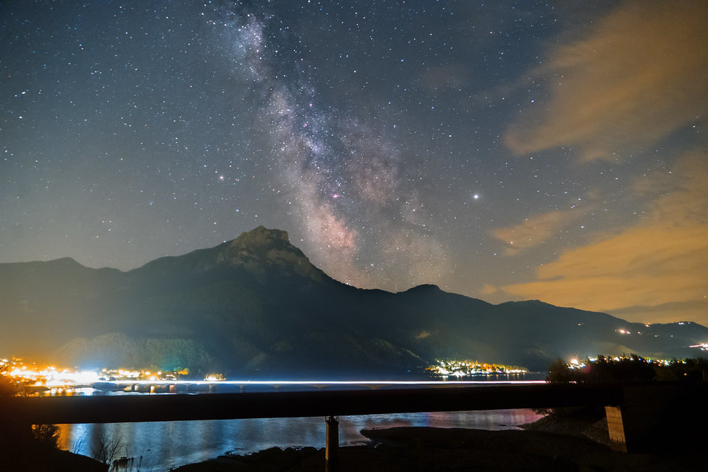 Voie Lactée au dessus du lac de Serre-Ponçon dans les Hautes Alpes