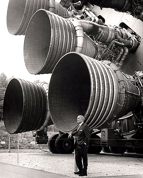 486px-S-IC_engines_and_Von_Braun.jpg