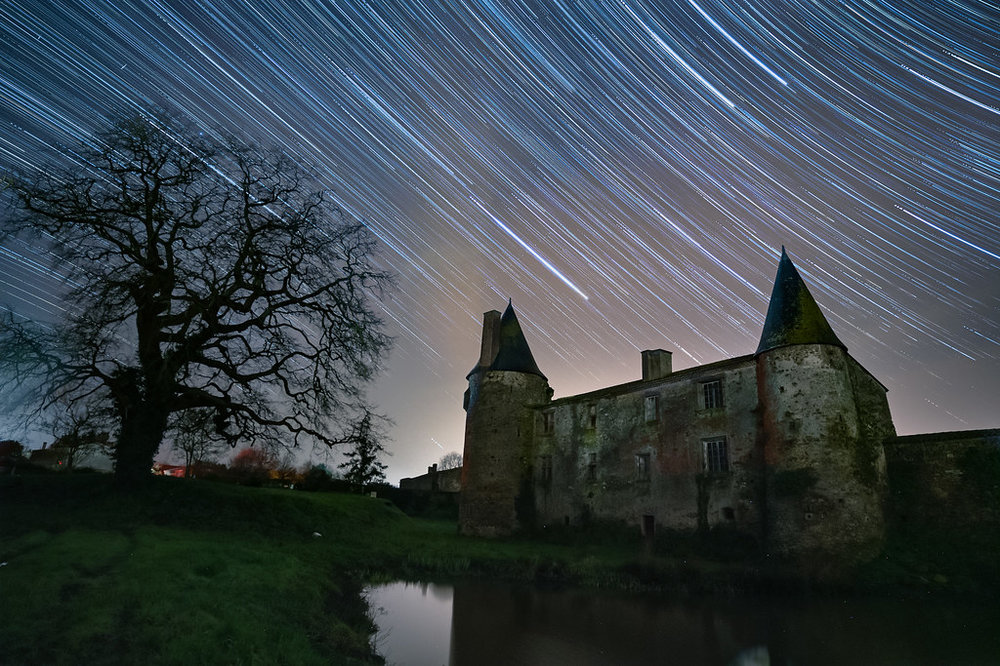 Filé d'étoiles au-dessus du Château de la Grève