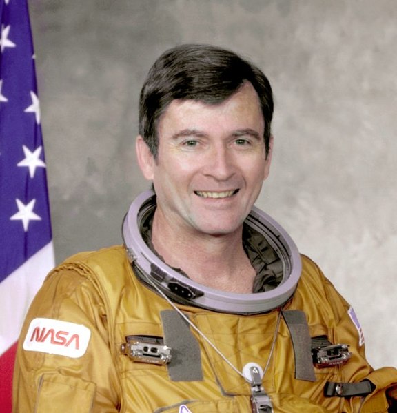 576px-John_Young_%28STS-1%29.jpg