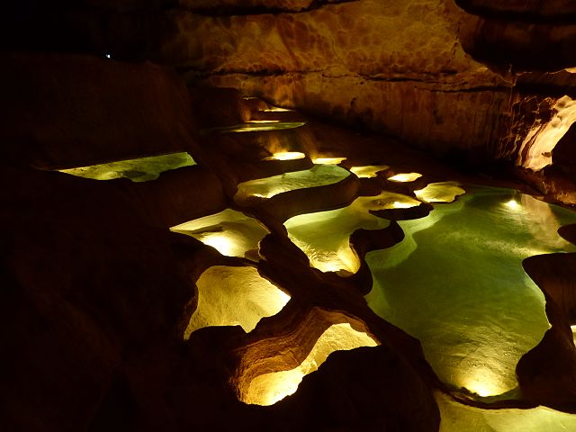 640px-Gour_grotte_StMarcel_lumiere.jpg