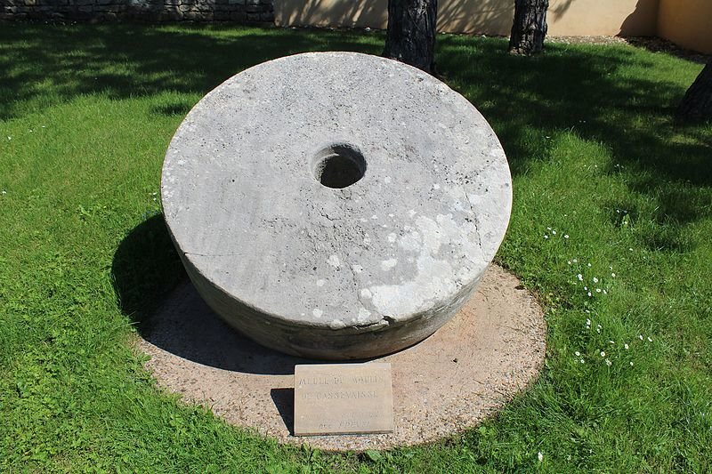 800px-Meule_moulin_Cassevesce_1.jpg