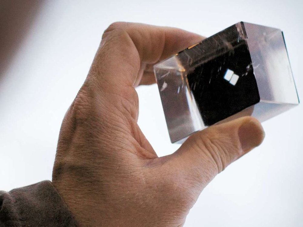 Les physiciens Guy Ropars (à g. ) et Albert Le Floch travaillaient avec des cristaux de calcite depuis trente ans… avant de réaliser que cette pierre (c i-dessus) permettait sans doute aux Vikings de repérer le soleil et de s'orienter par temps brumeux.