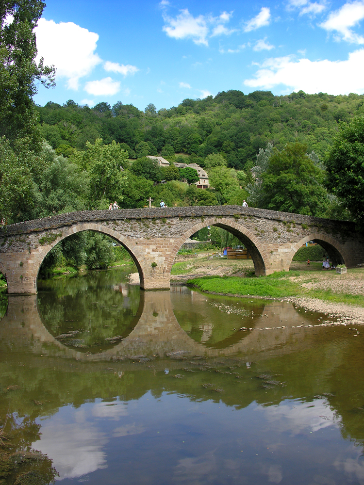 Belcastel_%28Aveyron%29_pont.jpg