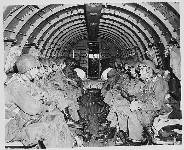 C-47_interior_w_paras_1942.jpg