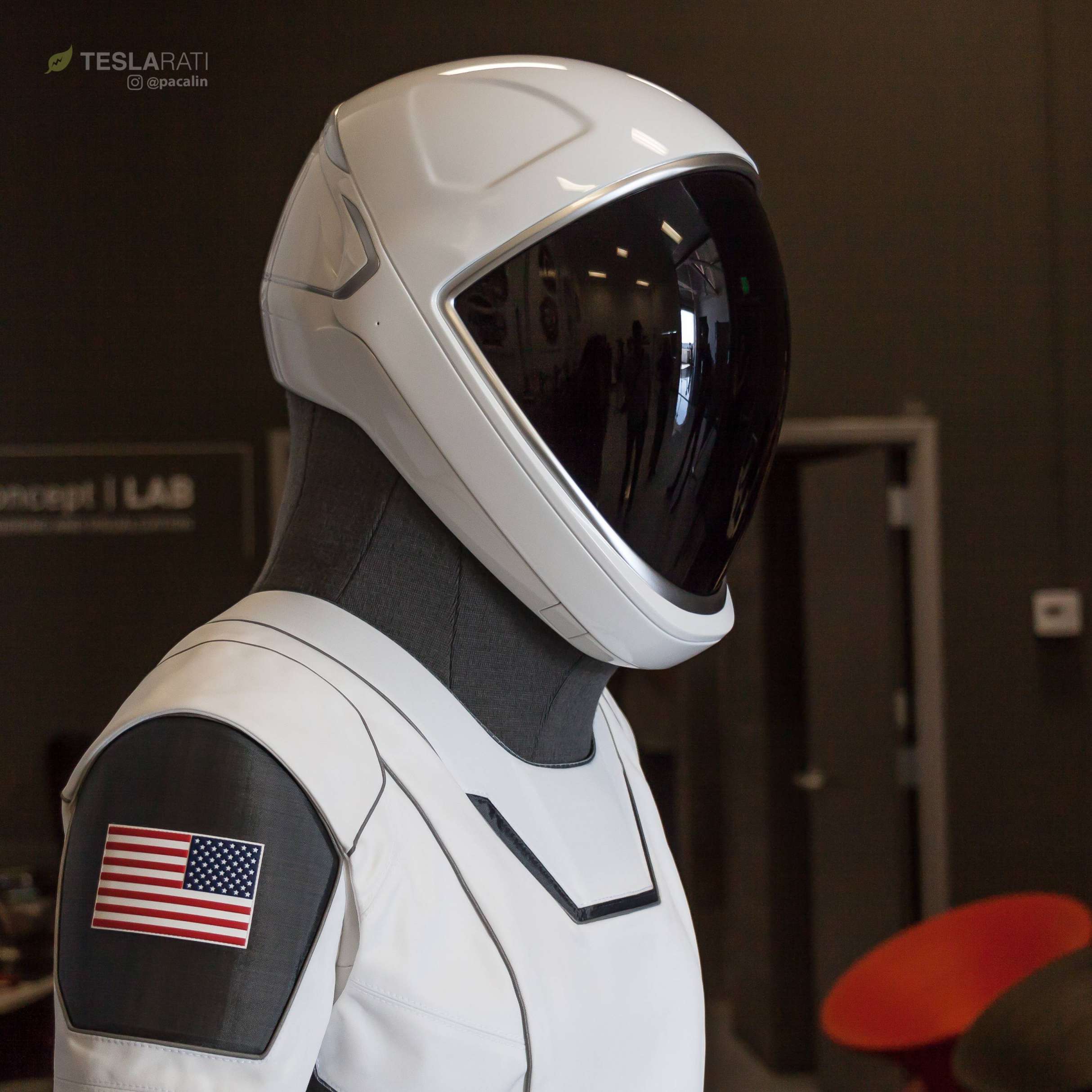 Crew-Dragon-spacesuit-081318-SpaceX-3-c.