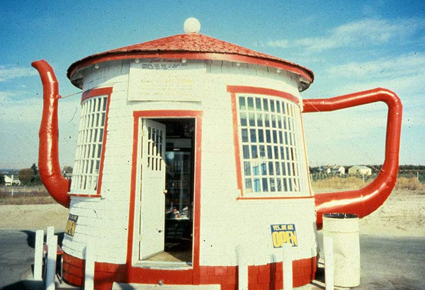 Teapot_Dome_Service_Station_architecture_canard_kitsch.jpg