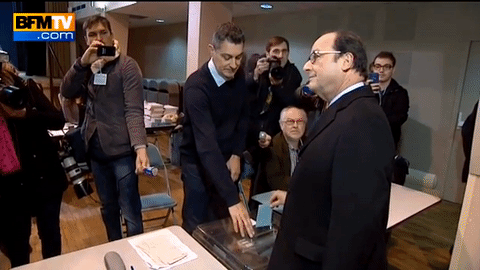 VIDEO-Regionales-le-petit-fail-de-Francois-Hollande-au-moment-de-mettre-son-bulletin-dans-l-urne.gif