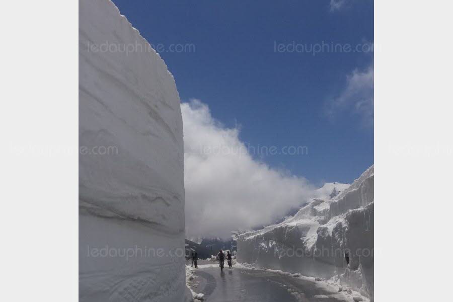 Au niveau du pont des Neiges, les hauteurs de neige dépassent 7 mètres et intriguent toujours autant les premiers cyclistes qui profitent déjà de cette route mythique, même fermée.