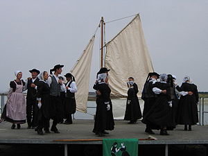 300px-Danse_bretonne_%C3%A9t%C3%A9_2004_005.JPG