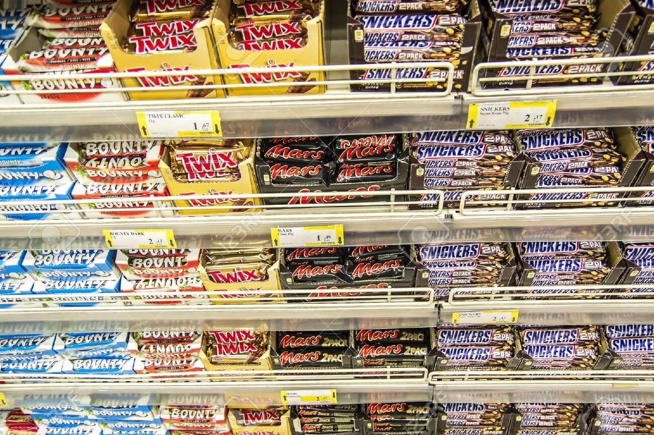 18369587-rayons-des-supermarch-s-empil-es-avec-des-barres-de-chocolat-Snickers-Twix-Mars-et-Bounty-Banque-d