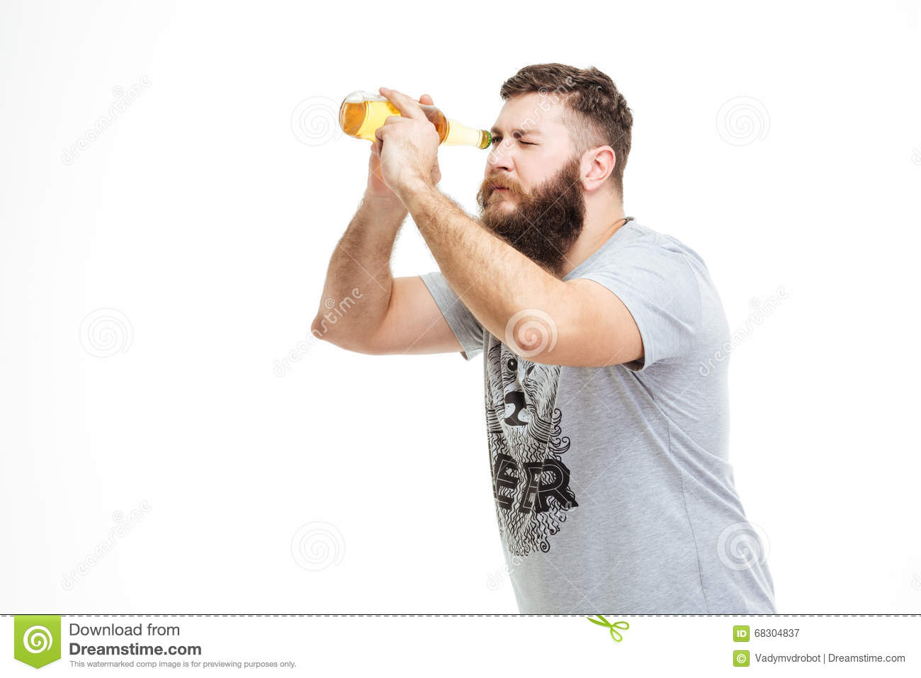 l-homme-barbu-espigle-tenant-la-bouteille-de-bire-aiment-le-tlescope-68304837.jpg