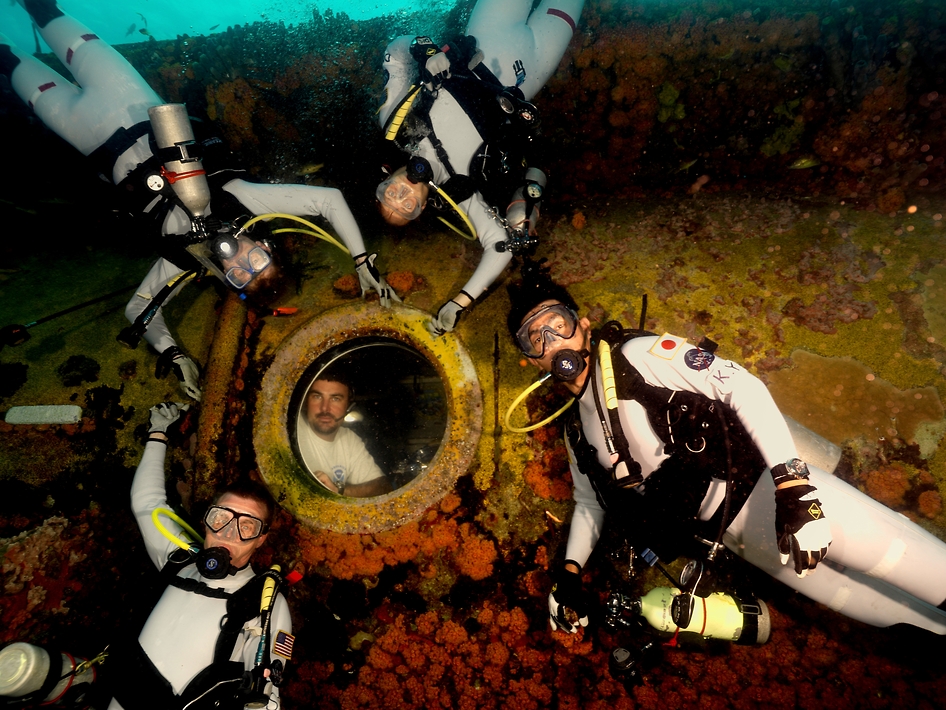 main_neemo16_crew_aquarius.jpg