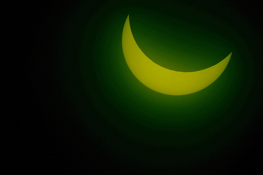 solar_eclipse_in_france_20_03_2015_by_arayashikinoshaka-d8mei8k.jpg
