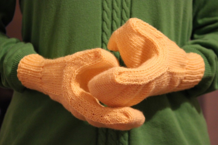 tricoter-moufle-lego-main-laine-01-900x600.jpg