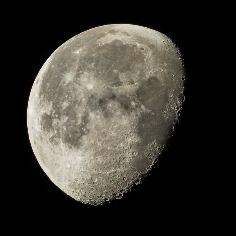 lune.thumb.jpg.1d71d3945b19c44b7bccbe3ec73cfb59.jpg